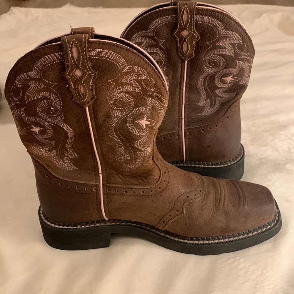 Justin Womens Gypsy Boot, Square Toe Boot pink/Brown;            Womens Size 7.5